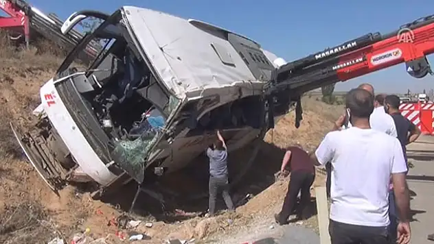 33 kişinin yaralandığı otobüsü kaldırma çalışmaları tamamlandı