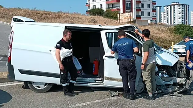 33 poşet banknot dolu olan para nakil aracı, yolcu otobüsü ile çarpıştı!