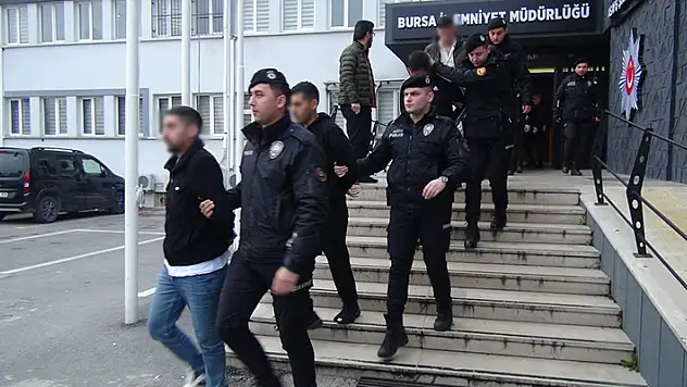 3,5 milyon liralık para ve ziynet eşyası hırsızlığına aynı aileden 13 gözaltı

