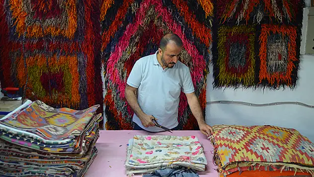 38 yıldır tarihi halıları onarıyor
