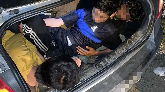 3'ü otomobil bagajında, 11 kaçak göçmen yakalandı
