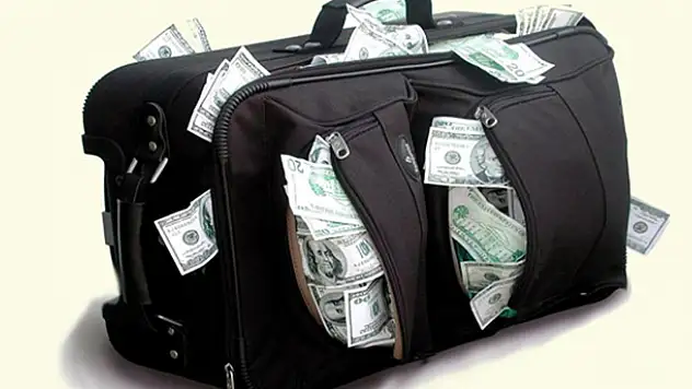 4. Ana Jet Üssü yakınlarında dolar dolu çanta bulundu