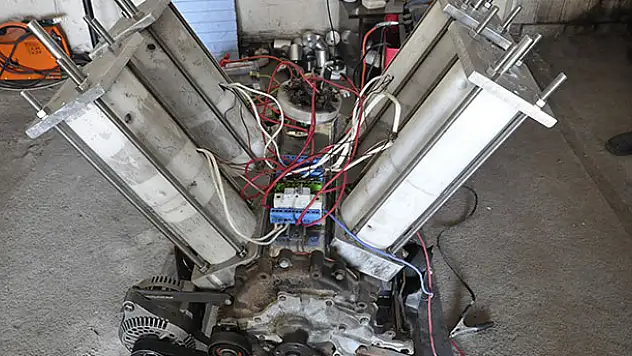 4 arkadaş atölyede kendi elektriğini üreten motor yaptı