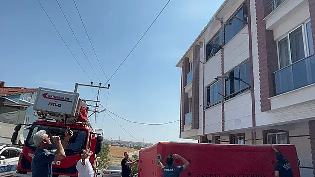 4 aylık bebeği rehin aldı, 'yaklaşmayın' diyerek balkondan bal kabağını fırlattı