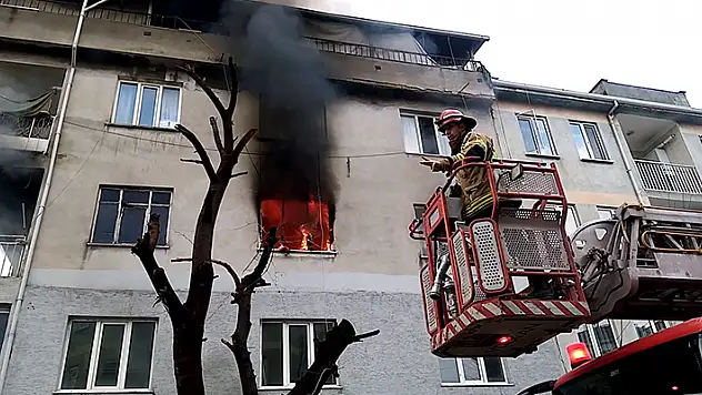 4 katlı binadaki yangında balkondan atlayan kadın yaralandı, 8'i çocuk 14 kişi dumandan etkilendi 