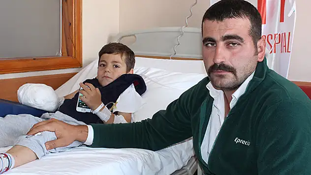 4 yaşındaki çocuğun yem makinesine kaptırdığı parmağı yerine dikildi