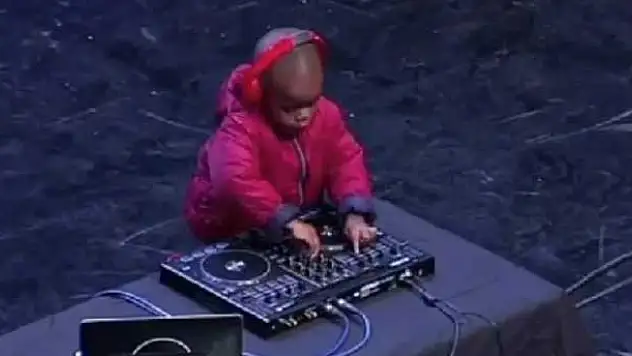 4 yaşındaki DJ görenleri şaşırttı