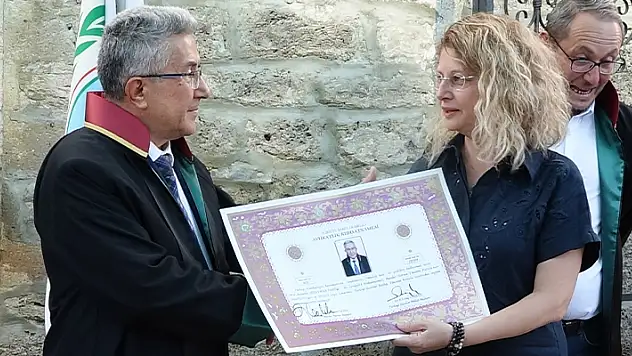 40 yıl önce bıraktığı fakülteyi bitirip, 63 yaşında avukat oldu

