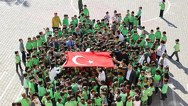 400 öğrenciden Mehmetçiğe 'Barış Pınarı' koreografili destek