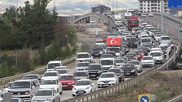 43 ilin geçiş güzergahında kuvvetli yağış etkili oldu: Kazalar peş peşe geldi, 8 yaralı
