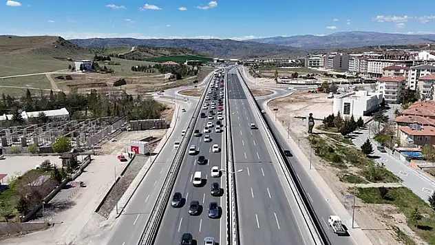 43 ilin geçiş güzergahında trafik yoğunluğu: Tatilciler yollara akın etti
