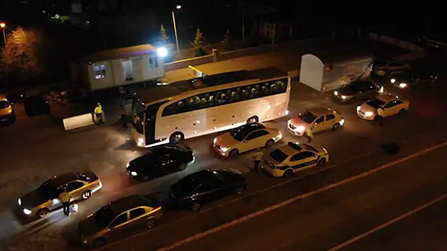 43 ilin geçiş noktasında gece yarısı 'HES kodu' denetimi