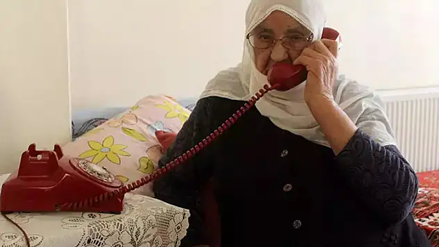 44 yıl önce aldığı ahizeli telefonla iletişim kuruyor! 'Başka bir telefon ile konuşamam'

