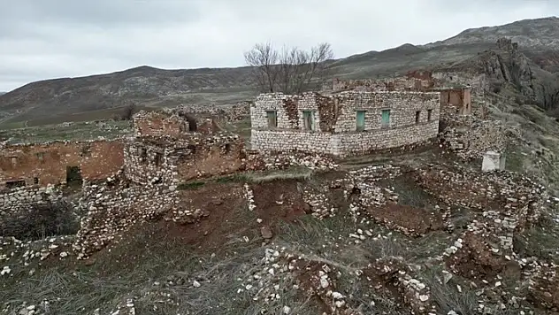 44 yıl önce terk edilen tarihi köyde defineci talanı
