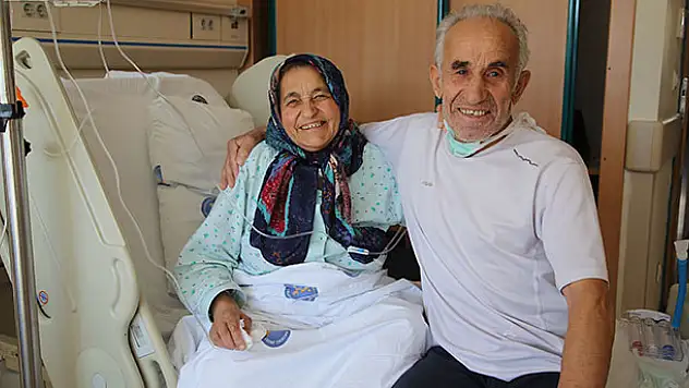44 yıllık eşini, böbreğiyle hayata bağladı