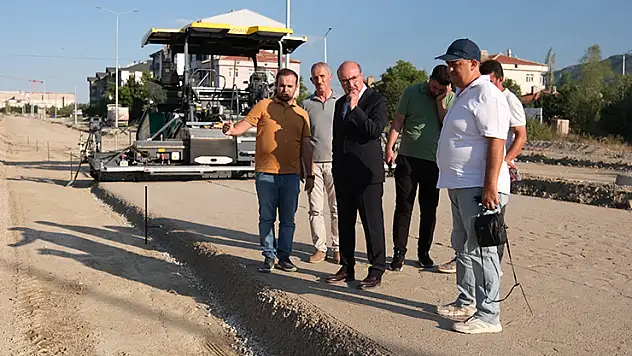Akşehir'de yol yenileme ve asfalt çalışmaları sürüyor