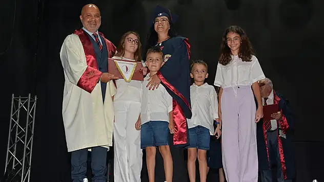 46 yaşında diş hekimi oldu, diplomasını 4 çocuğu ile aldı
