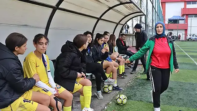 48 yaşında futbolcu, 54'te antrenör olan Azize, 55'inde de kadın takımının başına geçti ilk maçta 9-0 galip
