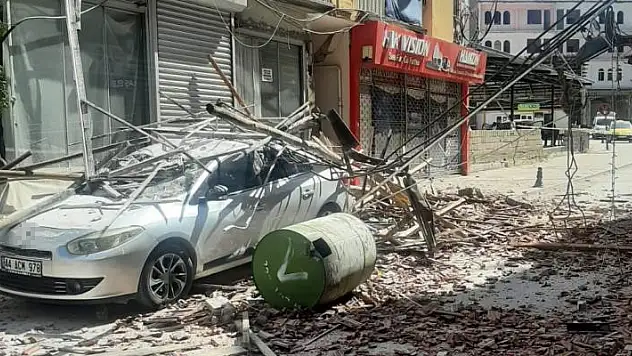 5 dakikalığına park ettiği aracının yanına dönünce şok oldu
