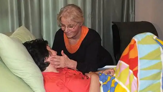 5 Dil bilen spiker felç oldu
