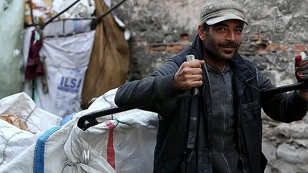 5 dil bilen Suriyeli kağıt toplayarak geçiniyor