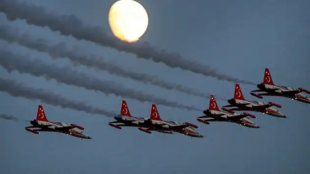5. İslami Dayanışma Oyunları açılış töreni öncesi Türk Yıldızları gösteri uçuşu yaptı