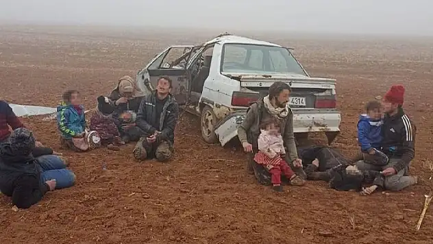 5 kişilik otomobil takla attı, içerisinden 12 yaralı mülteci çıktı
