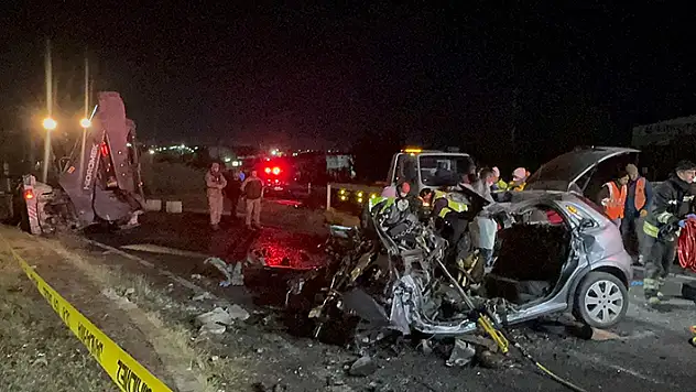 5 kişinin hayatını kaybettiği kazada iş makinesine çarpan otomobilin ölen sürücüsü asli kusurlu bulundu
