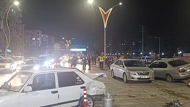 5 otomobilin karıştığı kazada ortalık savaş alanına döndü: 2 yaralı