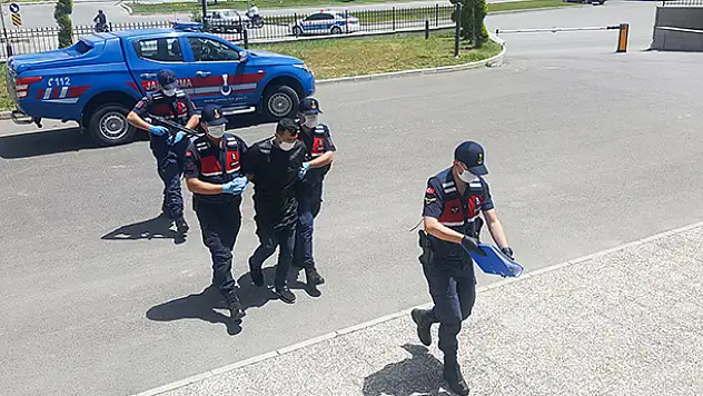 5 suçtan aranan cezaevi firarisi Karaman-Konya yolunda sahte kimlikle yakalandı