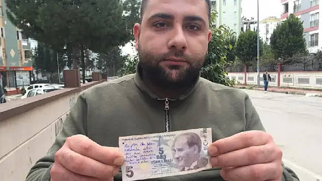 5 TL'nin üzerindeki yazıyı görünce inanamadı! Her yerde bu paranın sahibini arıyor