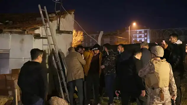 5 yıl hapisle aranan şüpheli elinde bıçakla çatıya çıktı polis 2 saatte ikna etti
