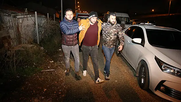 5 yıl hapisle aranan şüpheli elinde bıçakla çatıya çıktı: Polis 2 saatte ikna etti

