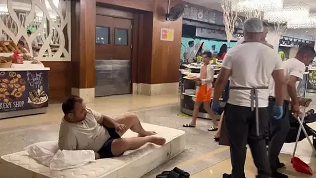 5 yıldızlı otelde görülmemiş protesto! Klima tamir edilmeyince yatağıyla restorana indi
