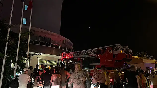 5 yıldızlı oteldeki yangında tahliye edilen 622 turist civar otellere yerleştirildi