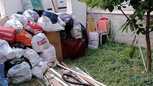 50 ton çöp çıkarılan evdeki adam yeniden atık biriktirmeye başladı
