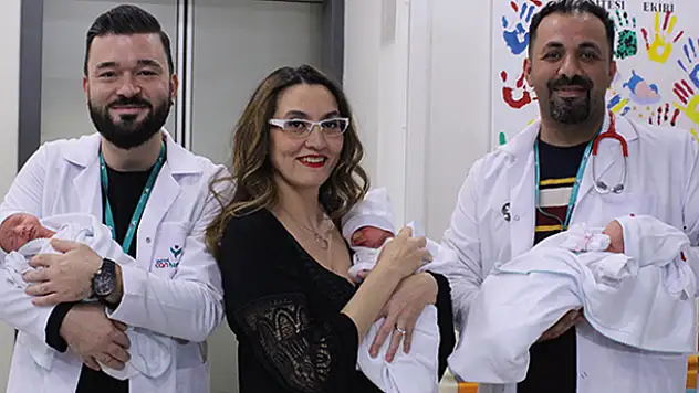 50 yaşında üçüzleri kucağına aldı