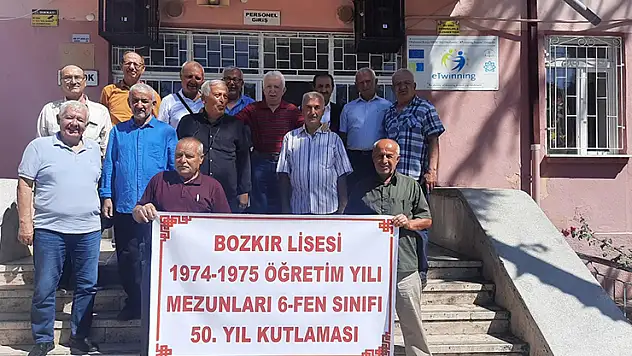 50 yıl sonra mezun oldukları okulda buluştular