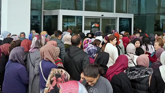 500 TL hediye alışveriş çeki ile mutluluk çantalarından çeyrek altın çıkacağını duyan kadınlar, alışverişe akın etti