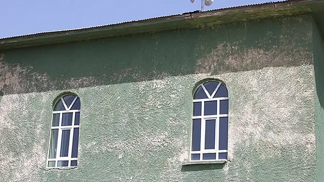51 yıllık camii içler acısı durumda