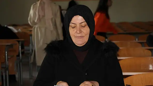 56 yaşında üniversite kazandı, şimdi hemşire olmak için dirsek çürütüyor
