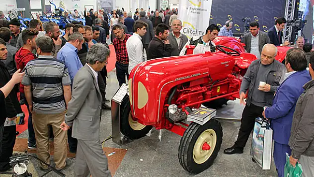 56 yaşındaki traktör dikkat çekiyor