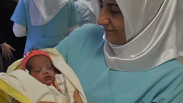 560 gramlık Gülizar bebek hayata tutundu