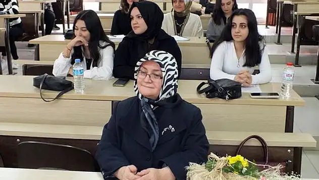 59 yaşında üniversiteyi kazandı! Torunu yaşındakilerle aynı sırayı paylaşıyor
