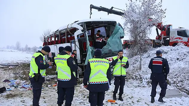 6 kişiye mezar olan yolcu otobüsünden geriye enkazı kaldı
