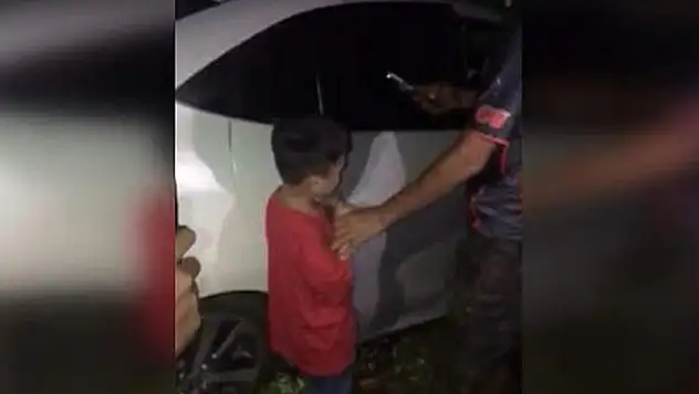 6 ve 3 yaşlarındaki iki erkek kardeş araba kullanırken kaza yaptı

