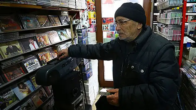 60 binin üzerinde kasetle dijital müziğe meydan okuyor