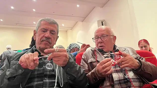 60 yaş üzeri erkekler alzaymırı örgü örerek yeniyor
