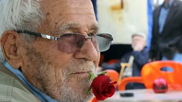 60 yıldır ağzında sigara yerine gül ile dolaşıyor