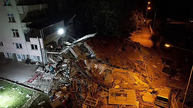 6,1'lik depremde 1 kişinin hayatını kaybettiği enkaz havadan görüntülendi